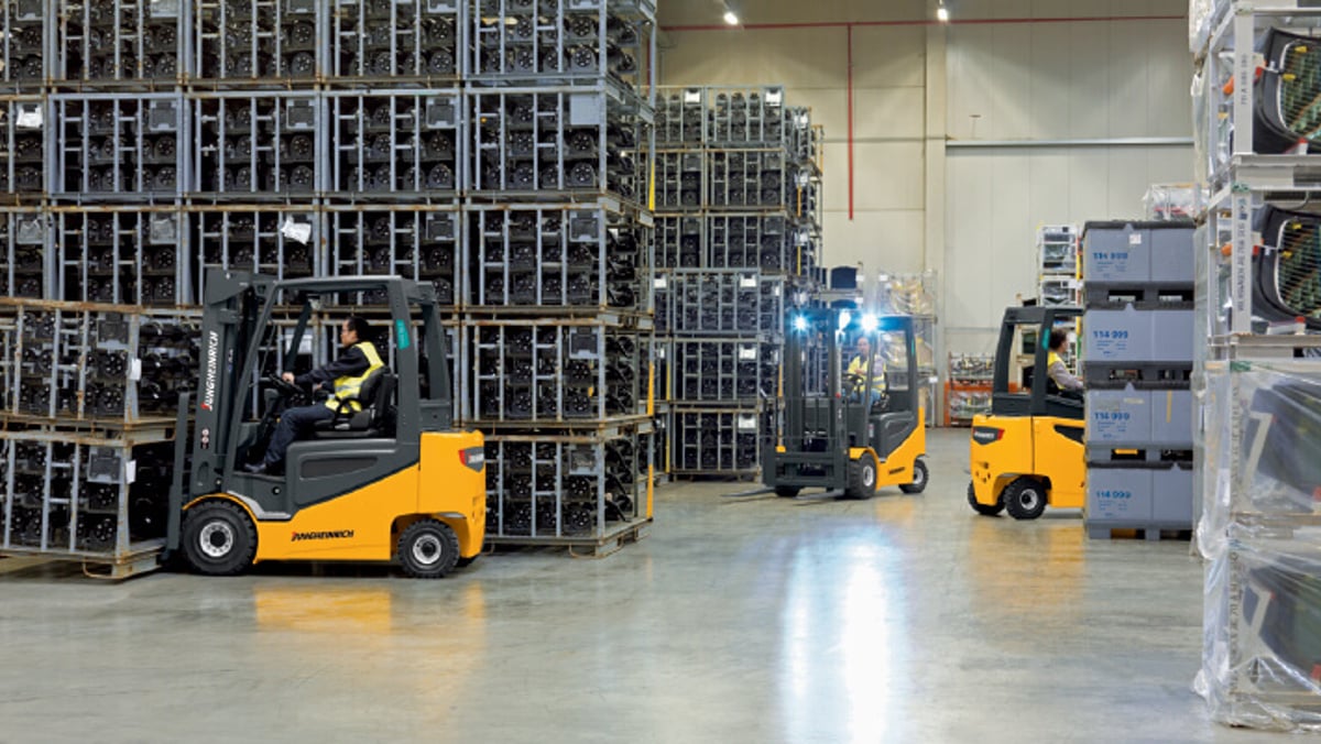 electric-forklift-warehouse